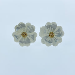 10pc Flower Beads White Mother Of Pearl 15mm Hand Carved WM-0132