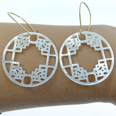 2pc Round Filigree Pendant Beads White Mother of Pearl WM-0176