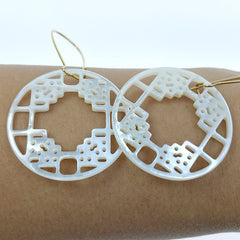 2pc Round Filigree Pendant Beads White Mother of Pearl WM-0176