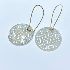 2pc Filigree Round Pendants Beads White Mother of Pearl WM-0086