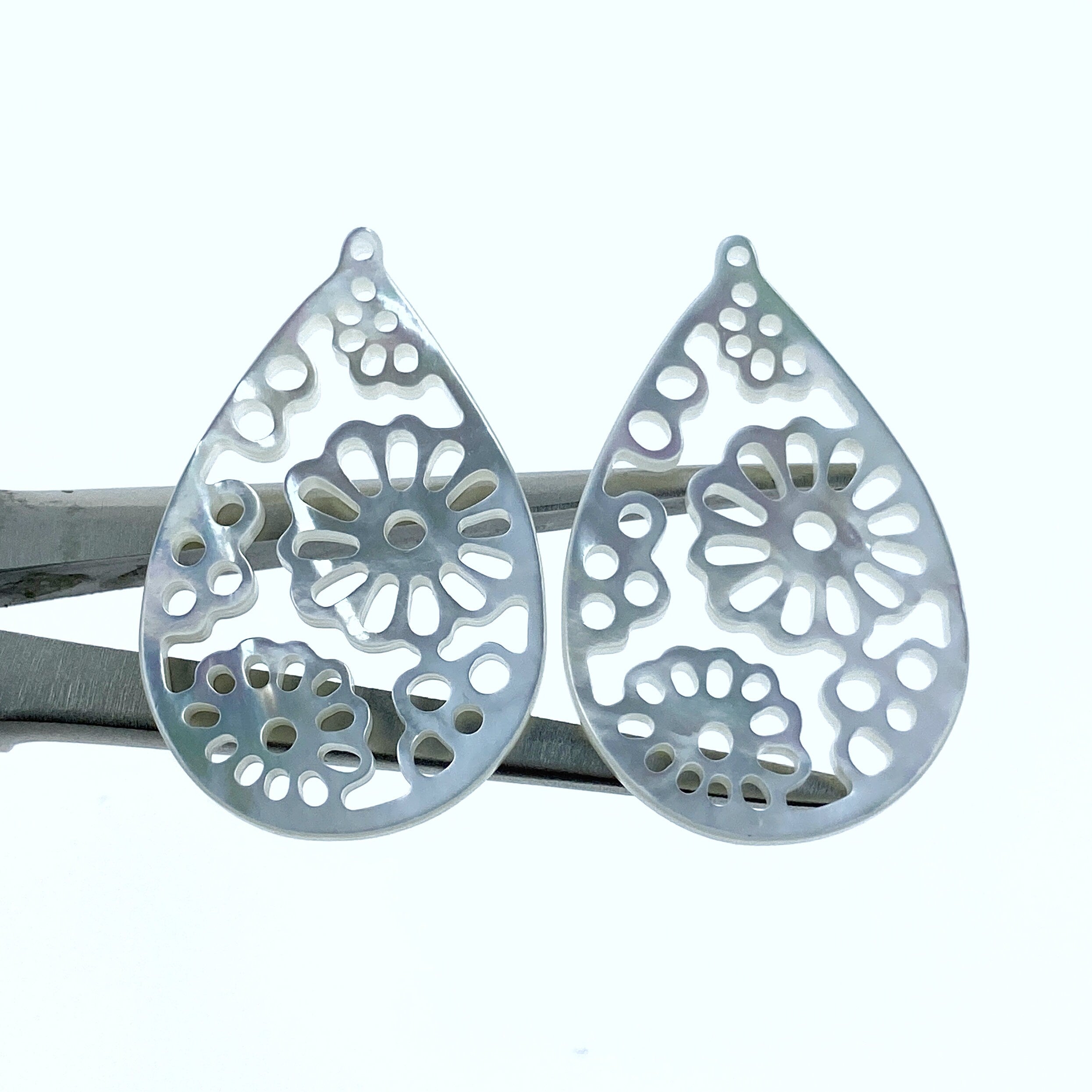 2pc 23mm x 37mm Natural White Mother of Pearl Filigree Drop Shape Flower Pendants WM-0118