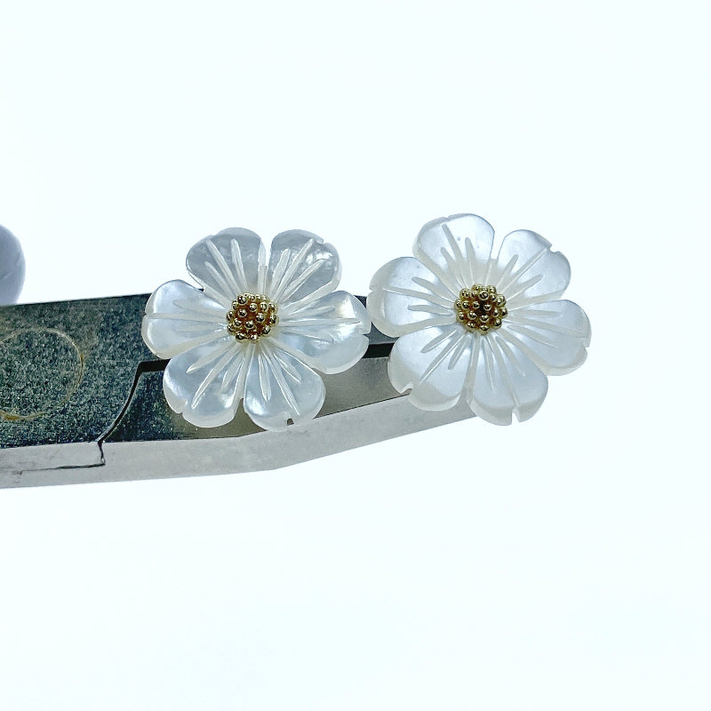 10pc Daisy Flower Beads White Mother Of Pearl 15mm Hand Carved WM-0061