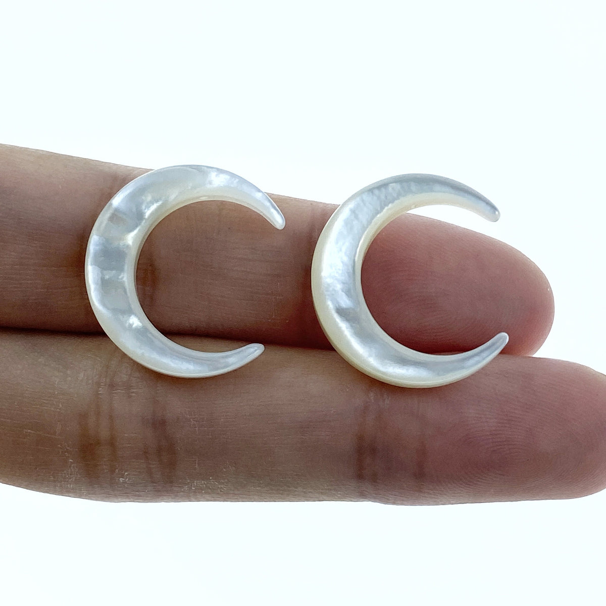 2pc Celestial Moon Mother Of Pearl Beads Charms 20mm Crescent Moon Hand Made Carved For DIY Jewelry Earring Making Natural Pearl WM-0109