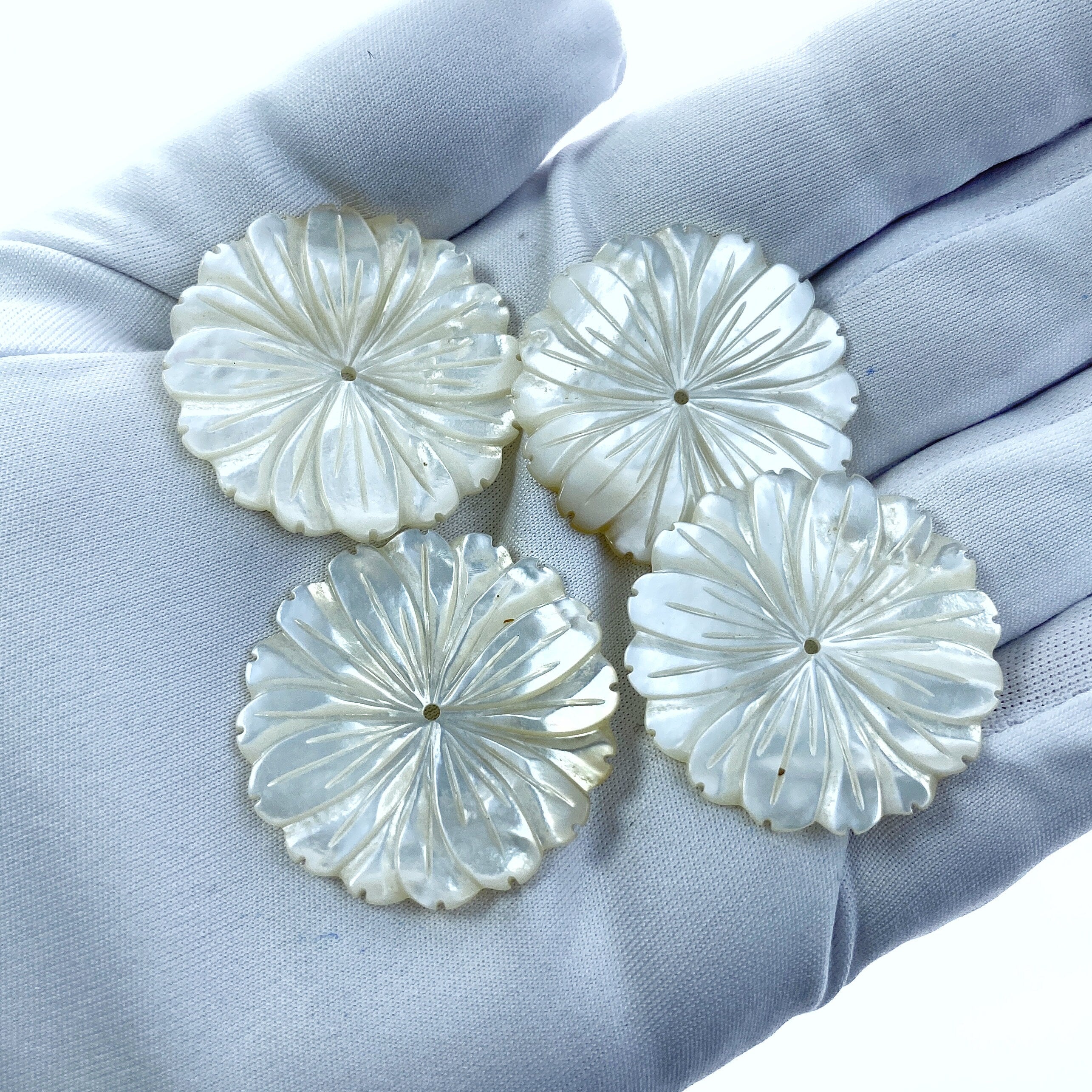 4pc 28mm Hand Carved White Mother of Pearl Daisy Flower Beads WM-0082