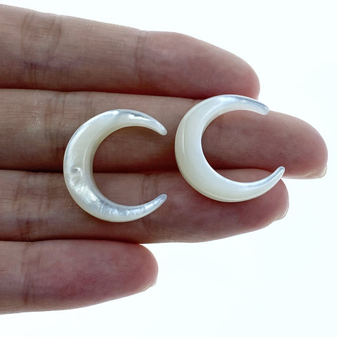 2pc Celestial Moon Mother Of Pearl Beads Charms 20mm Crescent Moon Hand Made Carved For DIY Jewelry Earring Making Natural Pearl WM-0109