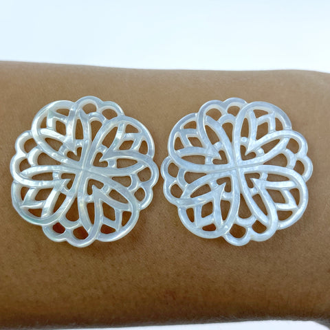 2pc White Mother Of Pearl Round Filigree Beads Charms 30mm Bridal Jewelry Earring Making DIY Hand Carved Beads Necklace Pendant WM-0074