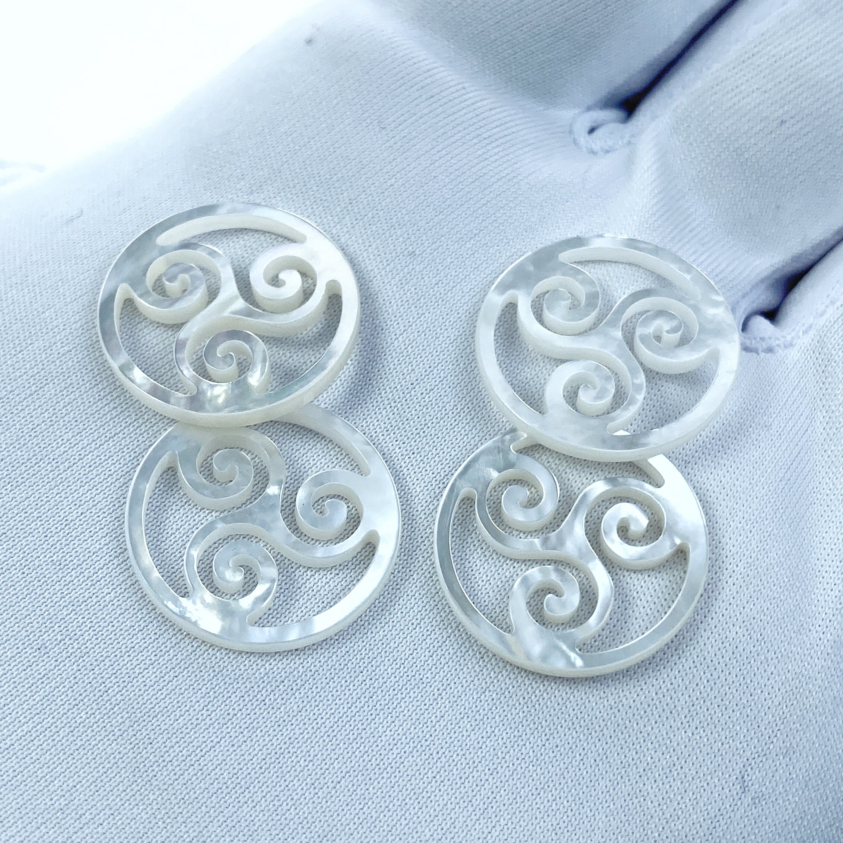 2pc Round Swirl Beads White Mother Of Pearl 18mm Connectors Pendants For Jewelry Making Earrings Charms Natural Hand Carved Pearls WM-0114