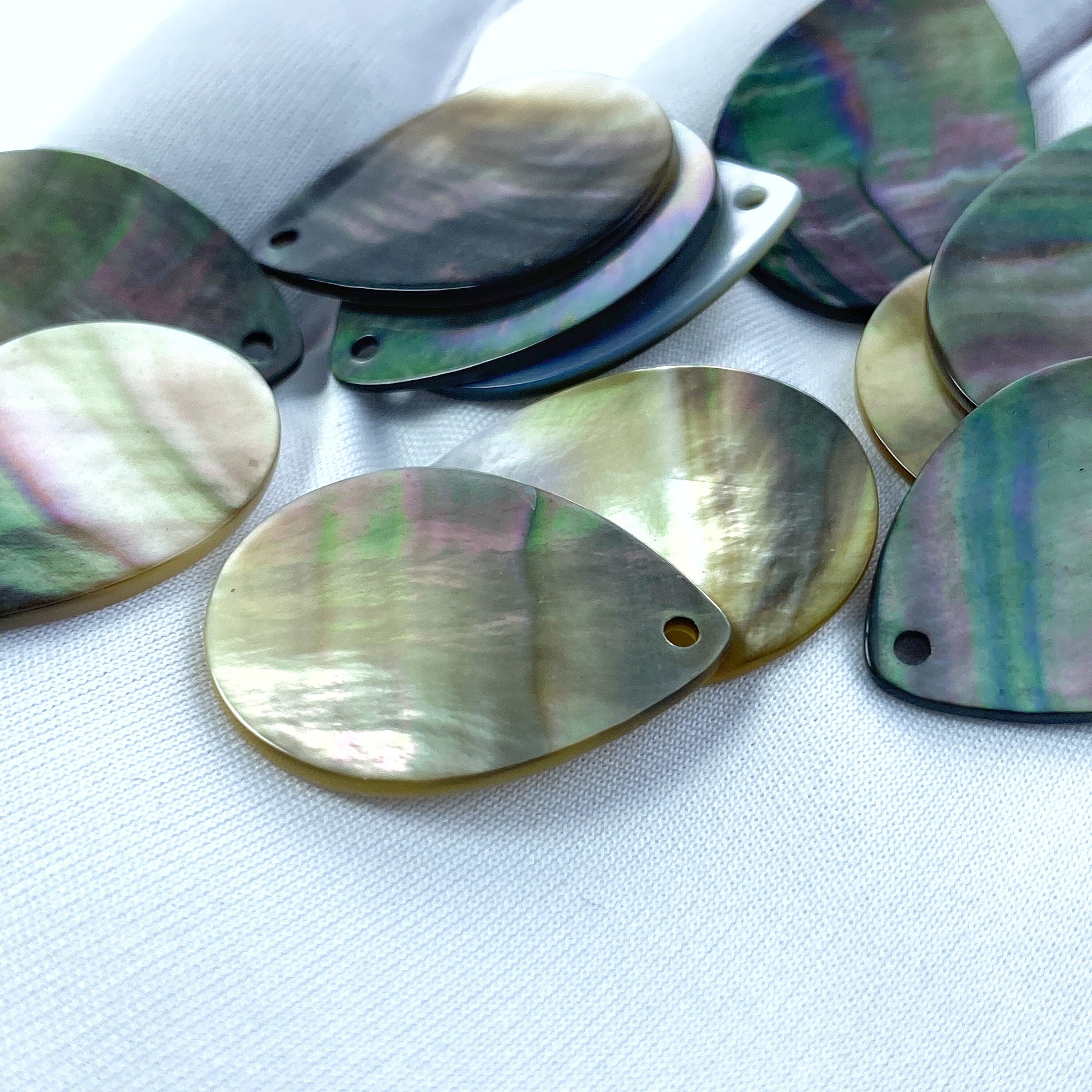 10pc Disc Drop Beads Black Mother of Pearl 25mm Pendants BM-0091