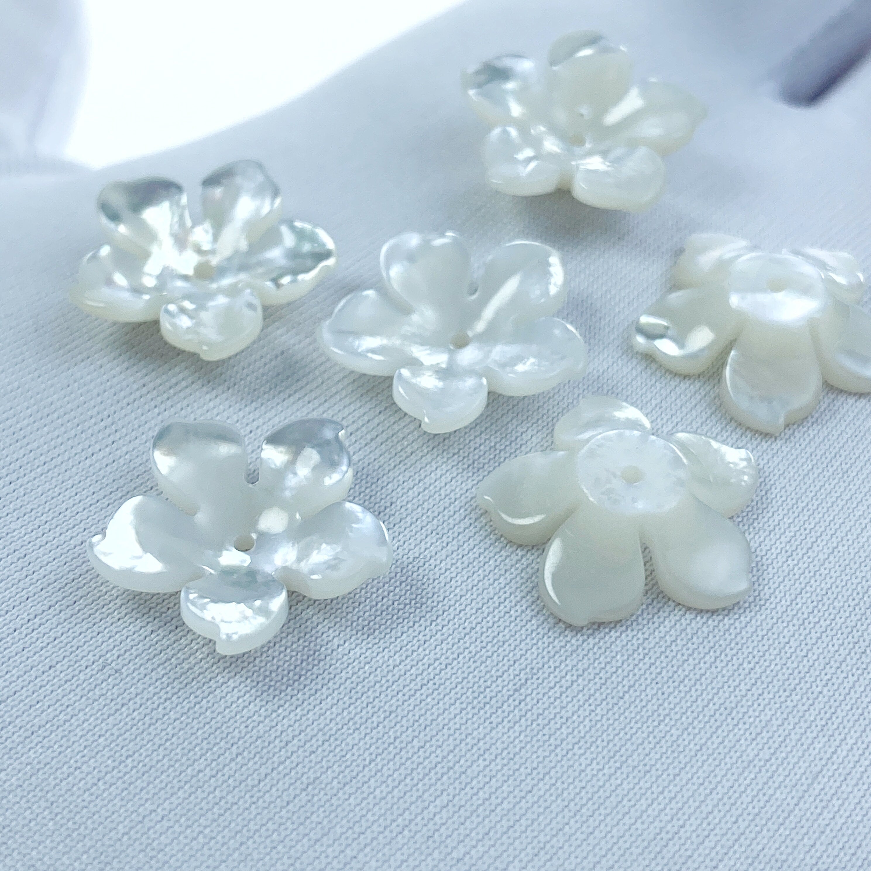 4pc 15mm Hand Carved White Mother of Pearl 5-petal Flower Beads WM-0153