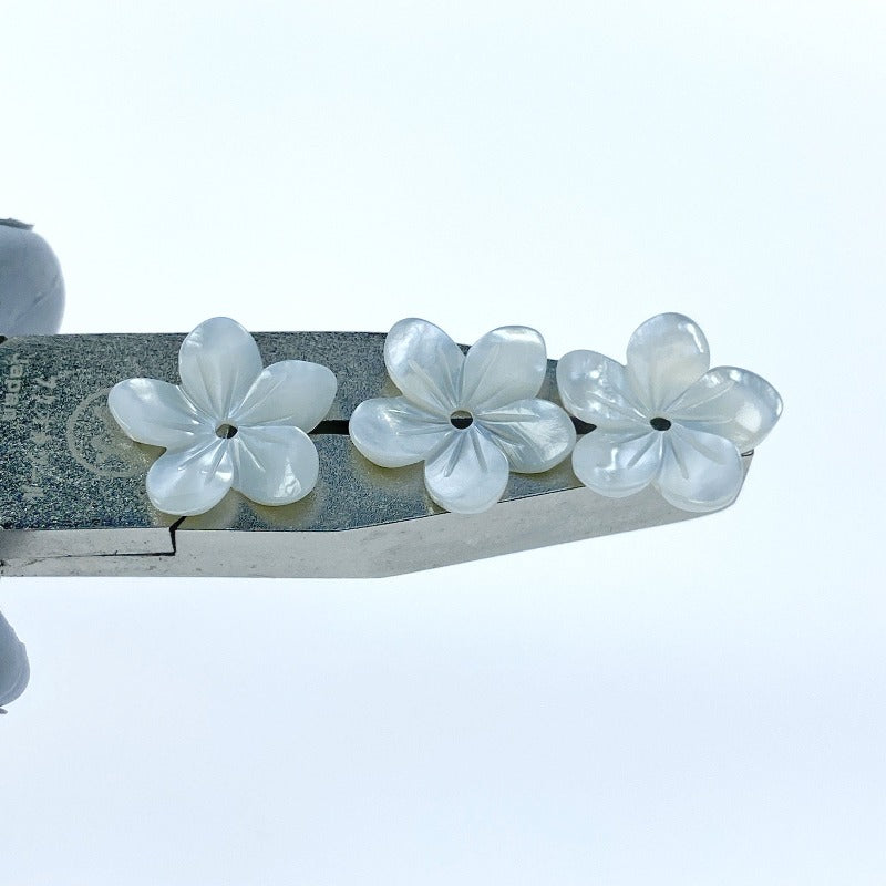 10pc Tropical Flower Beads White Mother Of Pearl 12mm Hand Carved WM-0046