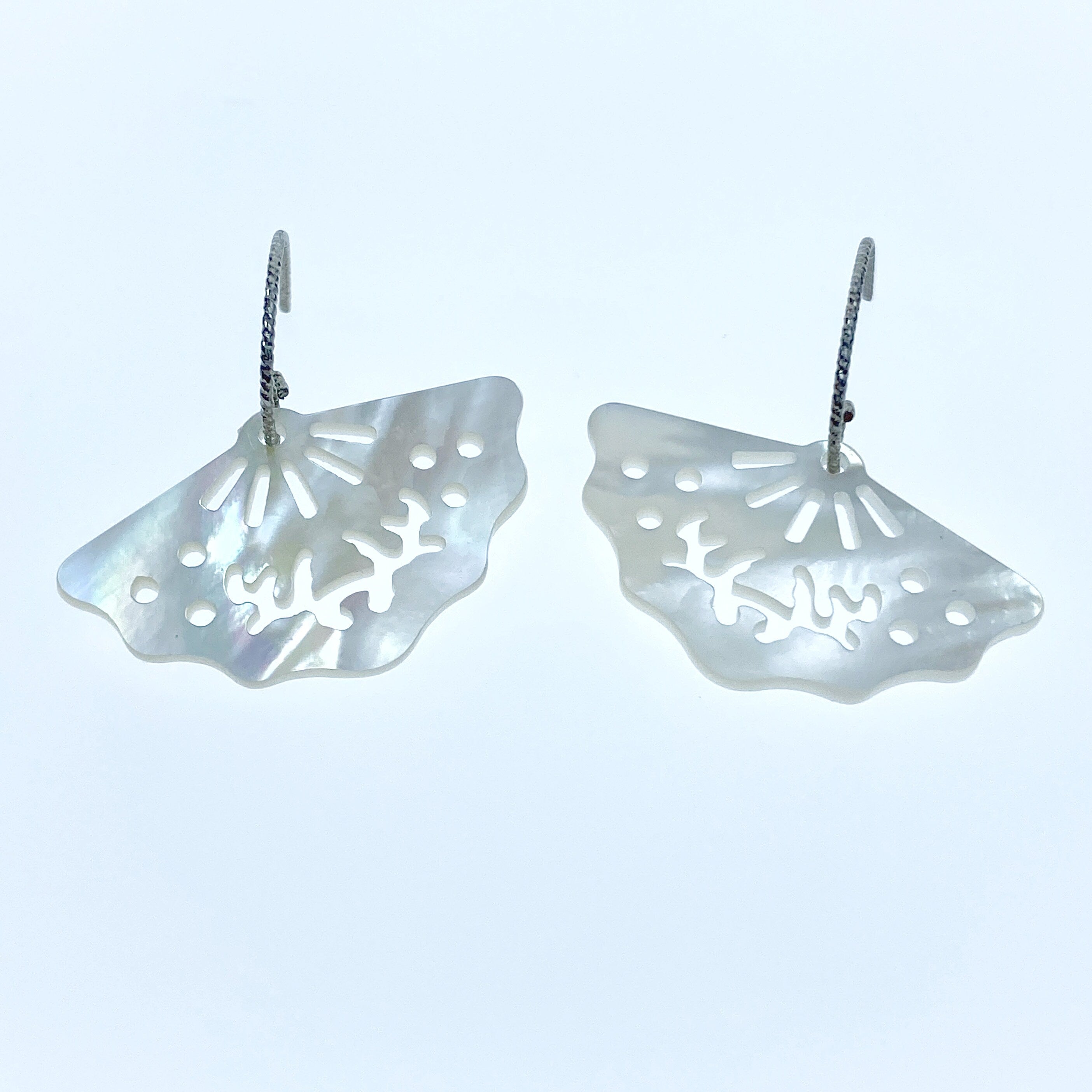 2pc 18mm x 30mm Organic White Mother of Pearl Filigree Fan Connectors Pendants WM-0160