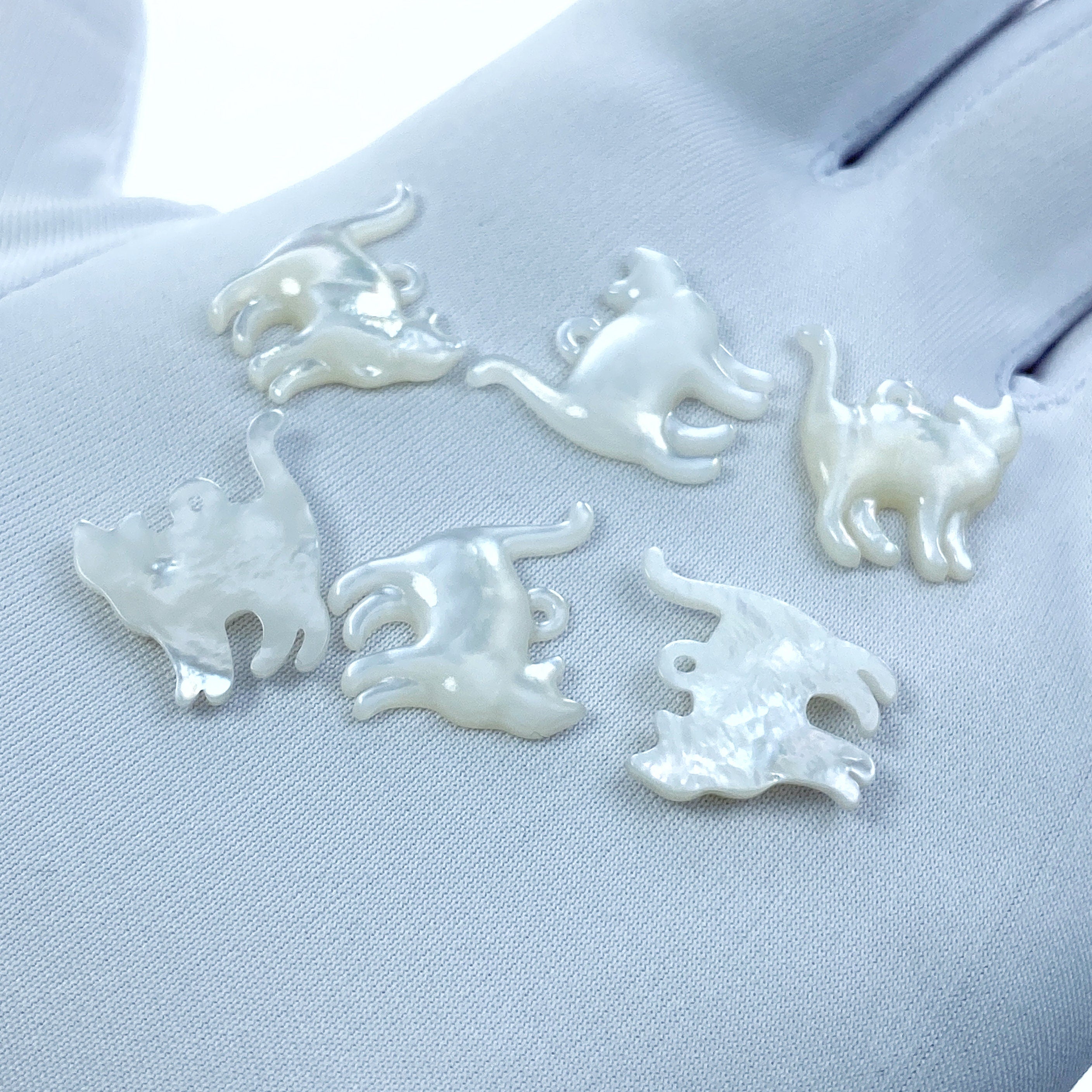 2pc 15mm x 18mm Hand Carved White Mother of Pearl Cat Head Beads WM-0073