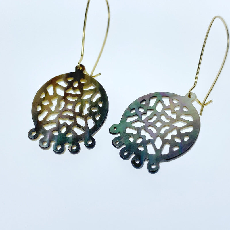 Filigree Round Pendants Black Mother of Pearl BM-0116