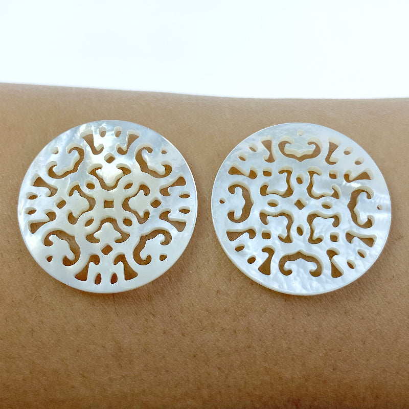 2pc Filigree Round Pendants Beads White Mother of Pearl WM-0086