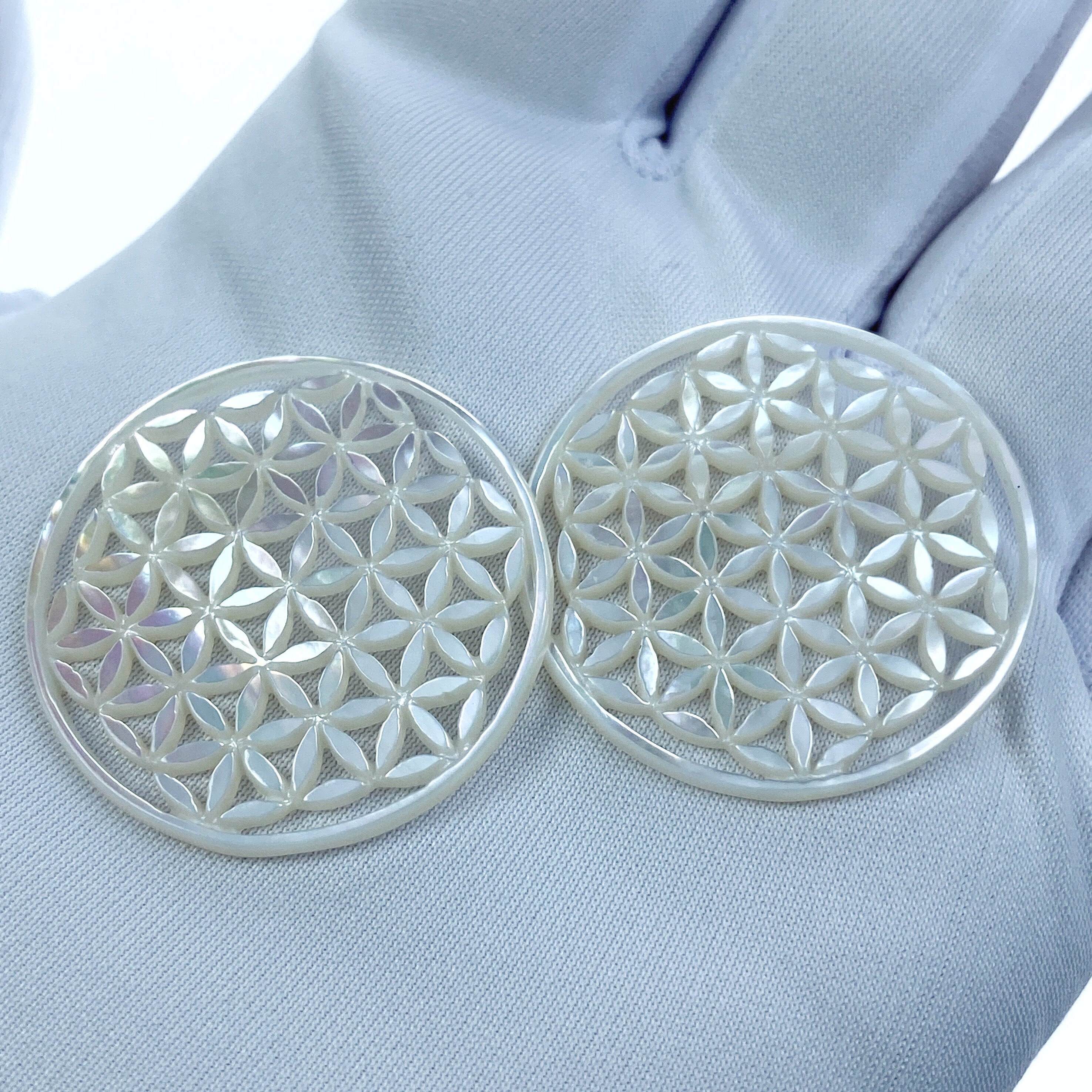 2pc Flower Of Life White Mother Of Pearl Beads Filigree Pendant Charm 30mm Natural Shell Hand Carved Life Nature Jewelry Making WM-0070