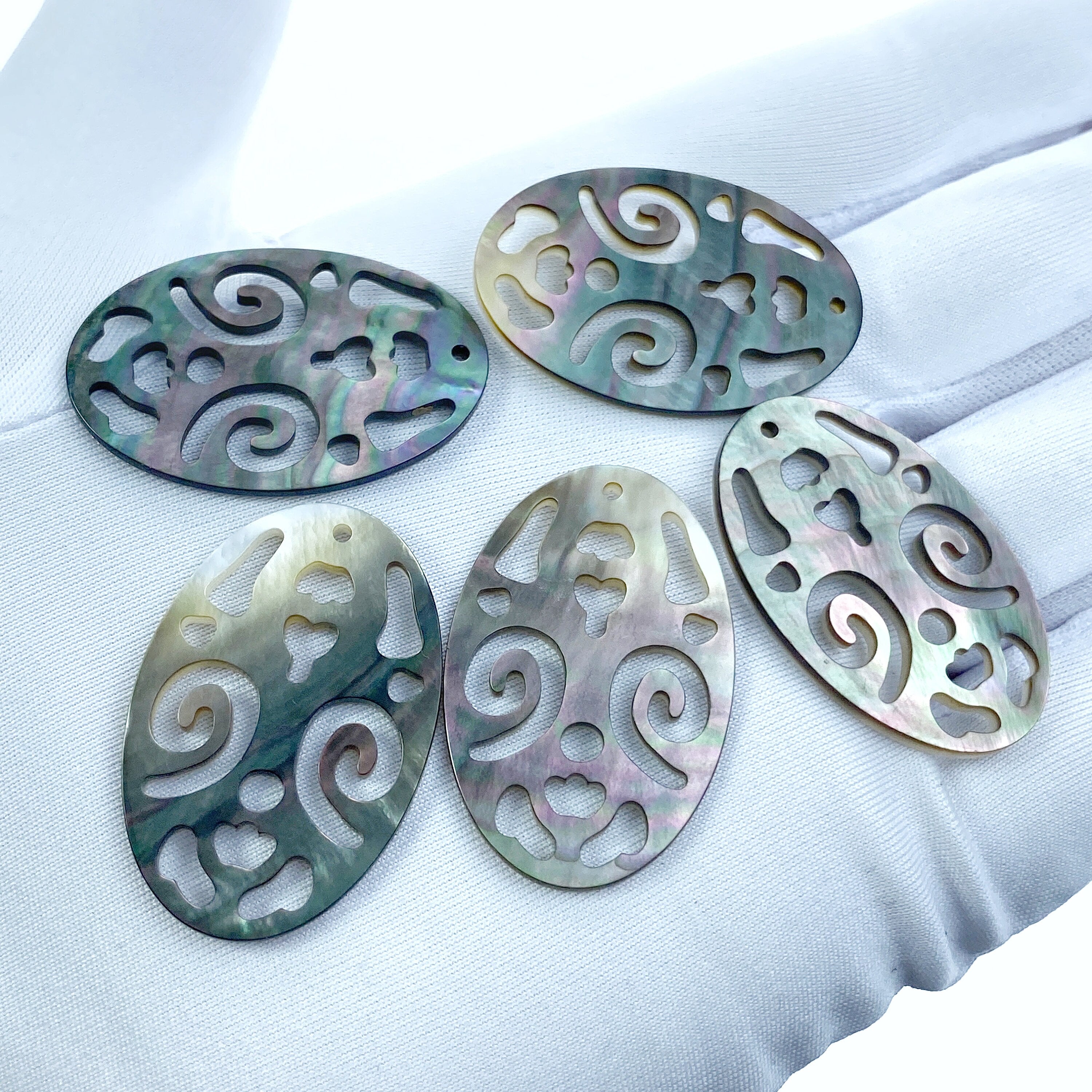 2pc 22mm x 30mm Natural Black Mother of Pearl Filigree Oval Shape Pendants BM-0101