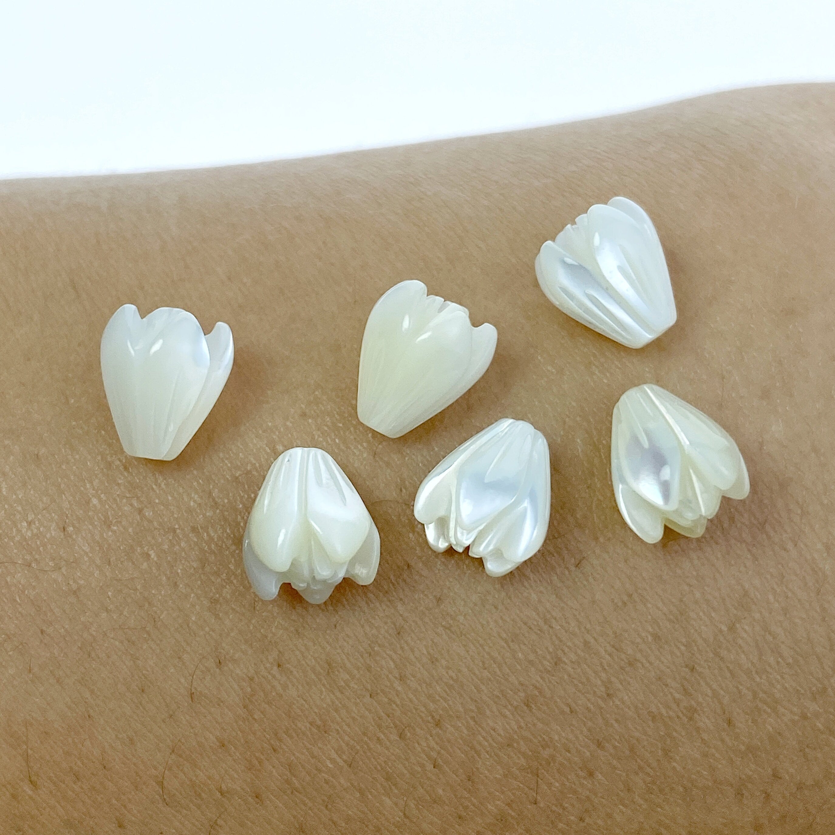 10pc Hawaiian Pikake White 8mm Mother of Pearl Jasmine Flower Beads Hand Carved Natural Minimalistic Design For Earrings Jewelry WM-0018