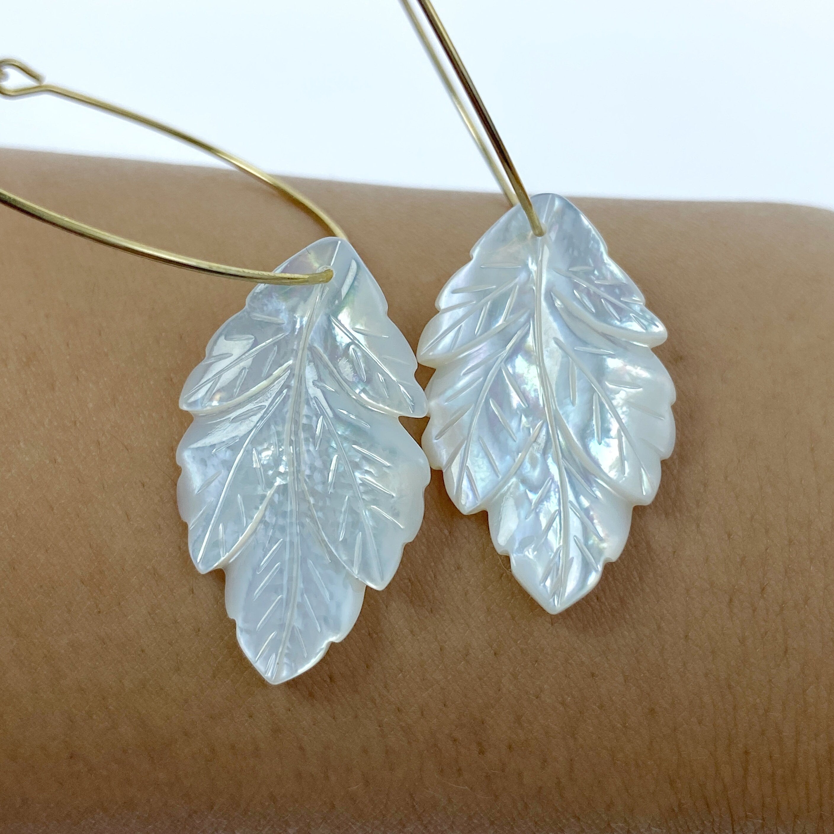 2pc 18mm x 30mm White Mother of Pearl Hand Carved Leaf Pendants WM-0216