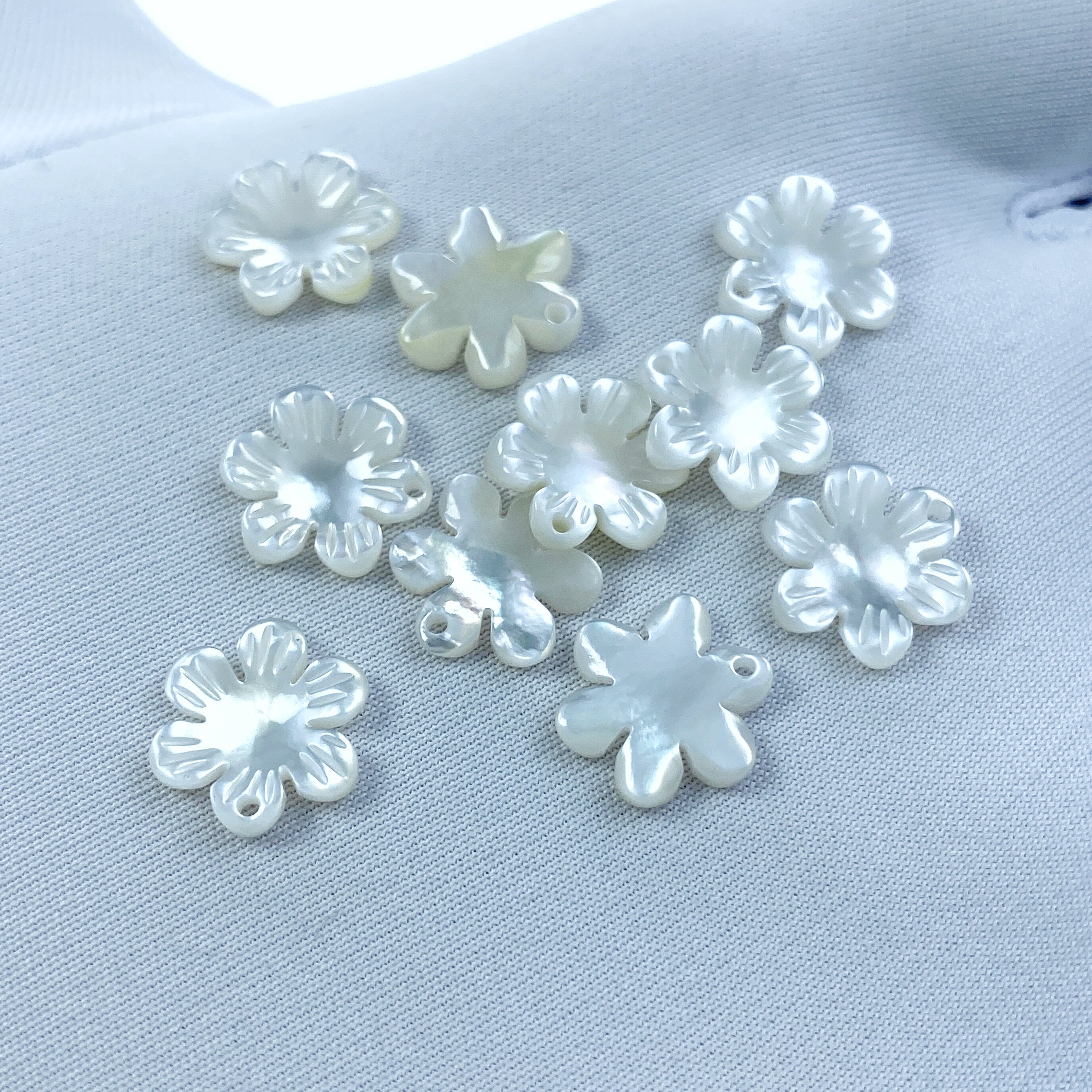 10pc Mother Of Pearl Daisy Flower Beads 10mm Hand Carved White Shell Charms Pendants For Bridal Jewelry DIY Making Earrings WM-0141